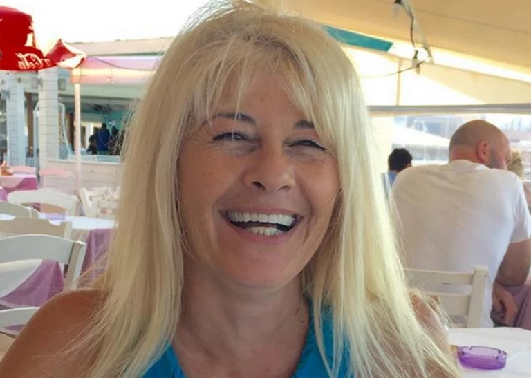 Σοκάρει το βίντεο ντοκουμέντο της δολοφονίας στην καφετέρια – Η Μαρίνα Τζωρμπατζάκη ανέβηκε στο ψυγείο για να γλιτώσει!